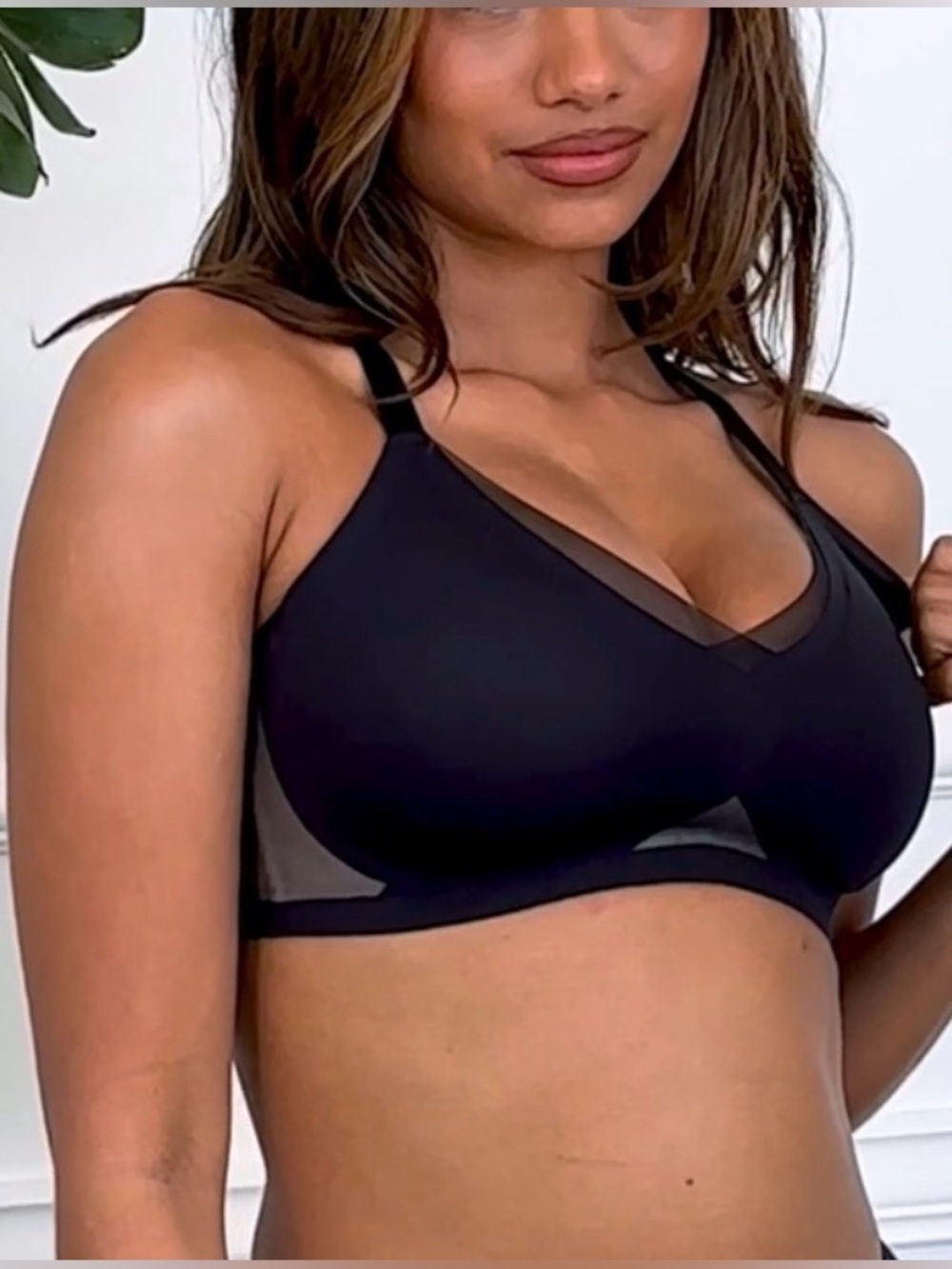 Honeylove Black Seamless Wireless Bra with Sheer V-Trim - Picture 3 of 9